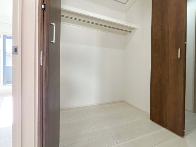 熊谷市新堀新田 新築戸建　全２棟の収納|２階ホールにハンガーパイプ付収納！