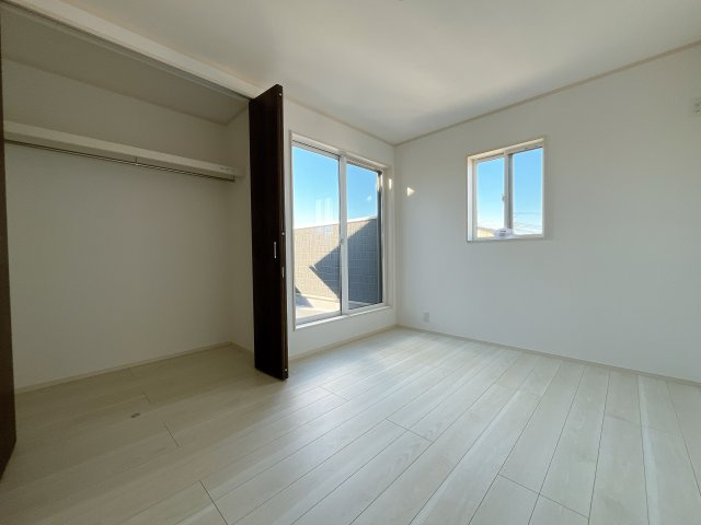 熊谷市新堀新田 新築戸建　全２棟の洋室|２階居室は全室収納あり！たっぷりある収納活用でお部屋もキレイを保てます♪