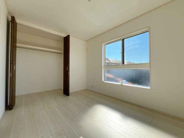 熊谷市新堀新田 新築戸建　全２棟の洋室|２階居室は全室収納あり！たっぷりある収納活用でお部屋もキレイを保てます♪