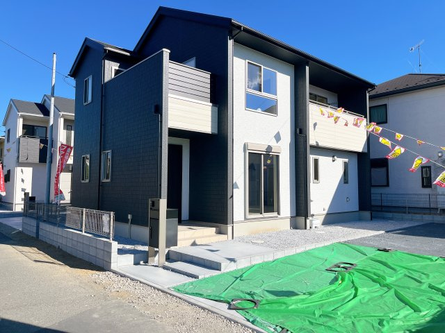 熊谷市新堀新田 新築戸建　全２棟の外観|駐車場は並列駐車２台分☆来客時も安心です♪セカンドカー用にもお使いいただけます。