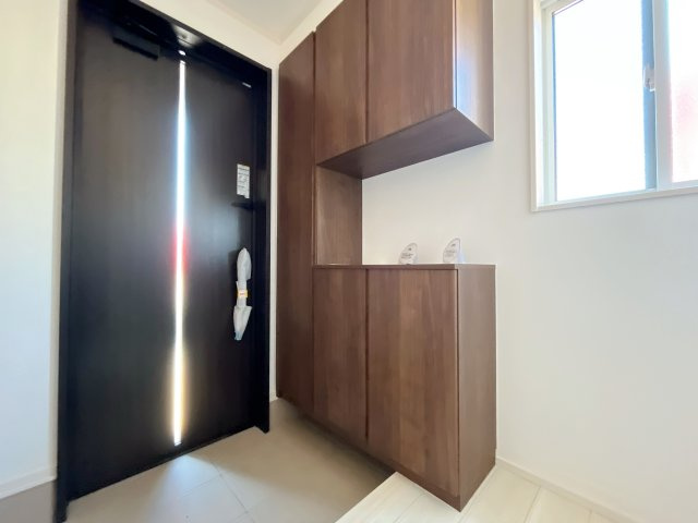 熊谷市新堀新田 新築戸建　全２棟の玄関|上下棚にたっぷり靴を収納できます。「ただいま」と玄関を開けた瞬間から、奥に広がる空間を明るい室内を感じられますね♪