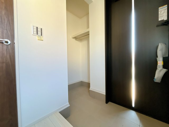 熊谷市新堀新田 新築戸建　全２棟の玄関|玄関土間収納はハンガーパイプ付！