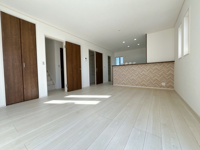 熊谷市新堀新田 新築戸建　全２棟の居間・リビング|広々リビング×対面キッチンで家族の会話も弾みます♪家族団らんの秘訣は間取りにあり☆夢のマイホームを一緒に叶えましょう！