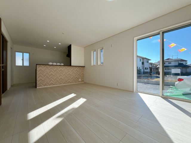 熊谷市新堀新田 新築戸建　全２棟の居間・リビング|大きな窓のあるリビングは、陽光あふれる明るい空間です。居心地良く、ご家族皆がゆったり寛げる憩いの空間となりそうです。