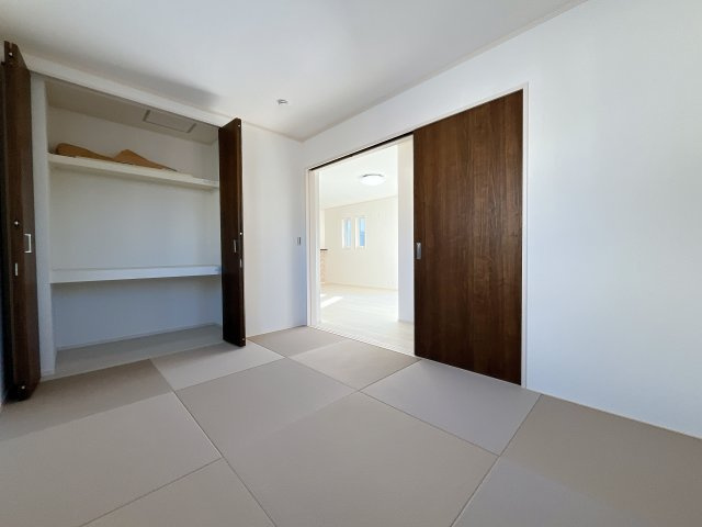 熊谷市新堀新田 新築戸建　全２棟の和室|リビング横の和室