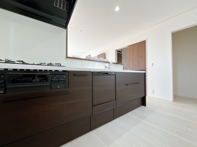 熊谷市新堀新田 新築戸建　全２棟のキッチン|キッチンの収納も充実☆食洗器完備で家事も楽々♪生活の質が向上すること間違いなしの充実設備です。