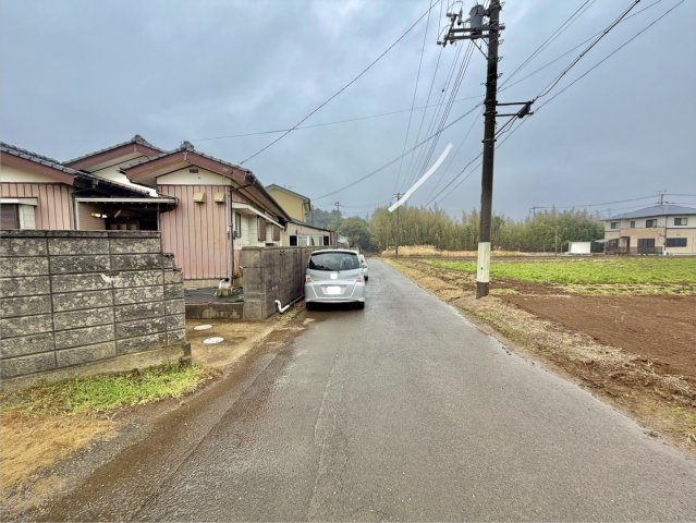 鉾田市飯島中古物件の前面道路含む現地写真