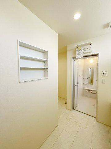 新築戸建・新築建売　桐生市相生町1丁目　桜木小・桜木中の収納|タオル収納などに使える収納棚！奥にはランドリースペースがあります！