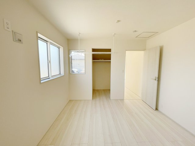 新築戸建・新築建売　桐生市相生町1丁目　桜木小・桜木中の洋室|室内干しが可能なホスクリーン付き洋室！雨の日でも洗濯物干しができます！