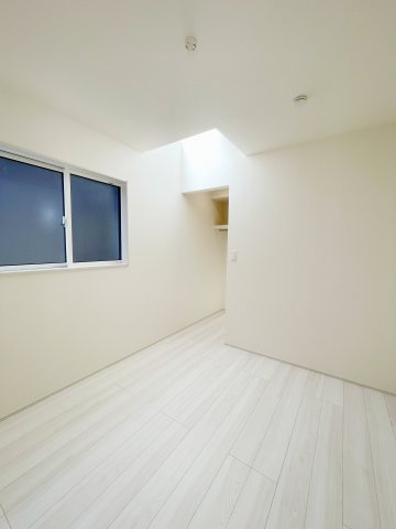 新築戸建・新築建売　桐生市相生町1丁目　桜木小・桜木中の洋室|上部吹抜けで天井からの自然光を取り込める5.2帖の洋室！子供部屋にもオススメ！