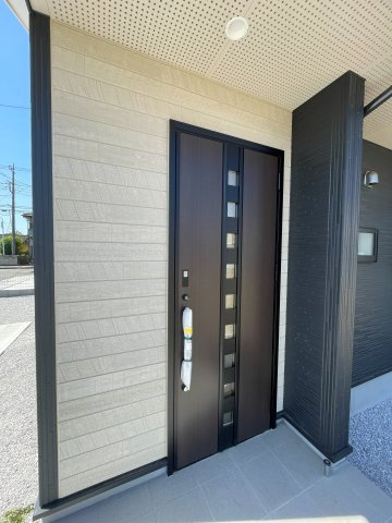 新築戸建・新築建売　桐生市相生町1丁目　桜木小・桜木中の玄関|屋根付き玄関ポーチは雨にぬれずにドアの開閉ができます！