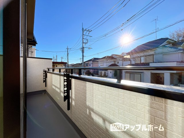 【新築住宅】さいたま市南区大谷口 全3棟のバルコニー|家族分の洗濯物もしっかり干せます。日当たりも良く、毎日のお洗濯が楽しくなりそう♪お布団は手軽に干せていつもポカポカに☆