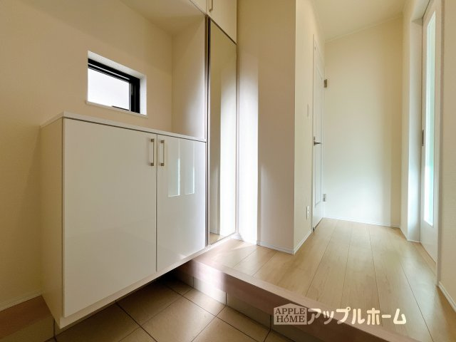 【新築住宅】さいたま市南区大谷口 全3棟の玄関|住まう人も来客も入った時にワクワクさせてくれるオシャレな玄関♪収納もたっぷりあるので、靴がたくさんあっても安心！