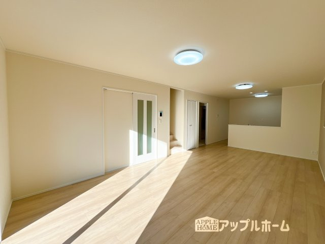 【新築住宅】さいたま市南区大谷口 全3棟の居間・リビング|窓から差し込む光で家族を温かく包み込みます。明るいリビングで子育てする喜びを☆いつでも見学可能です！