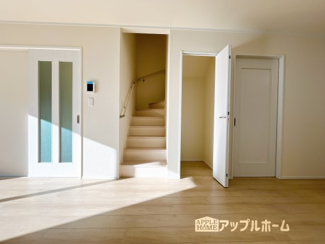 【新築住宅】さいたま市南区大谷口 全3棟の居間・リビング|明るい日差しがさすリビングは、家族の憩い空間。お庭を眺めながら、毎日話が弾みそうですね♪