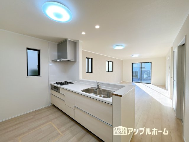 【新築住宅】さいたま市南区大谷口 全3棟のキッチン|キッチンから部屋中が見守れるので、小さなお子様がいるご家庭でも安心です。シンプル×ナチュラルな温かい空間は、どんなスタイルの家具も合わせやすいお部屋です。