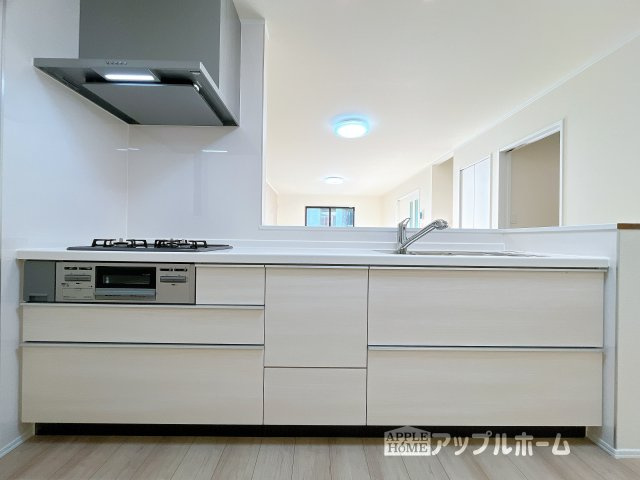 【新築住宅】さいたま市南区大谷口 全3棟のキッチン|見栄えもよくお手入れもスムーズに出来ます。豊富な収納力もございますので、キッチンスペースをスッキリとお使い頂けそうです。