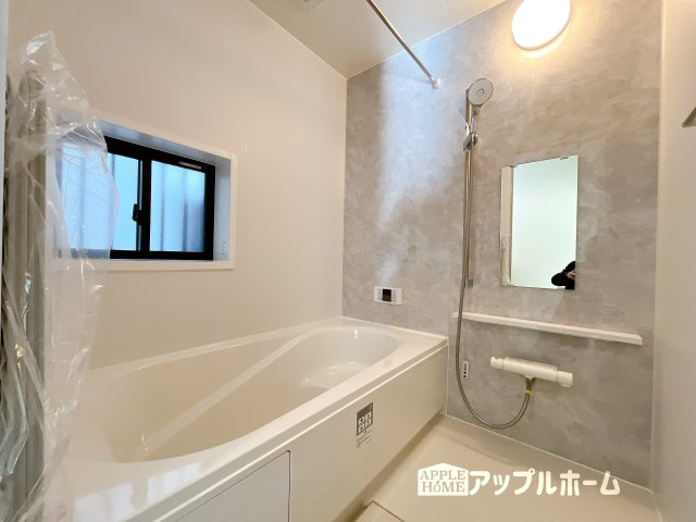 【新築住宅】さいたま市南区大谷口 全3棟の浴室|窓付きのバスルームは、採光もあり明るく気持ちの良い空間です。窓があることで、換気環境も良好。掃除もスムーズに出来ます