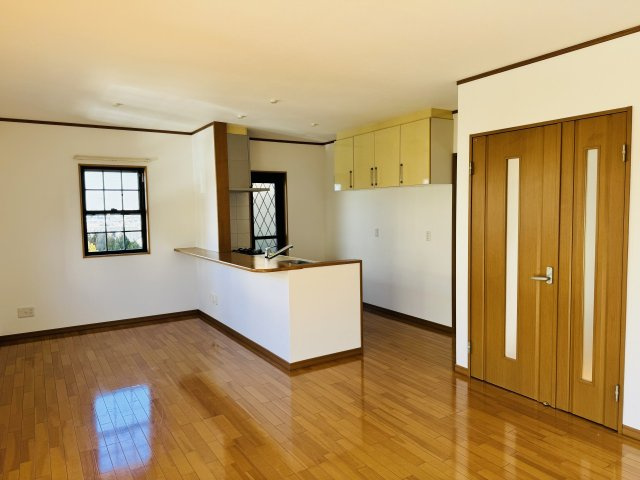 八王子市　小宮町　中古戸建ての居間・リビング|～17.0帖の明るいLDKで、家族団欒の時間をお過ごしいただけます～