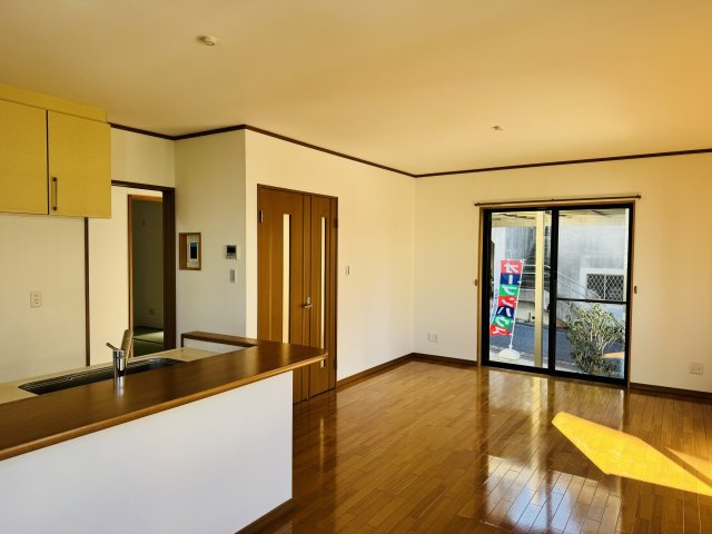 八王子市　小宮町　中古戸建ての内装|～17.0帖の明るいLDKで、家族団欒の時間をお過ごしいただけます～