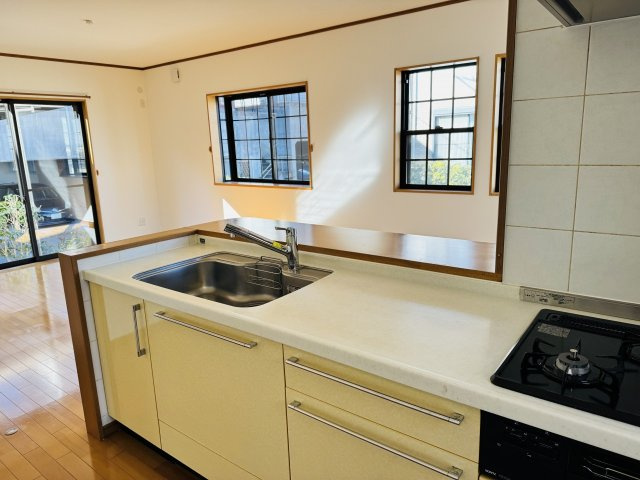 八王子市　小宮町　中古戸建てのキッチン|～リビング側の家族とコミュニケーションをとりやすいキッチンです～