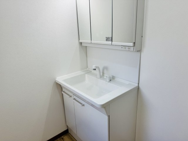八王子市　小宮町　中古戸建ての独立洗面台|～新規交換済、３面鏡付きの独立洗面台　細々している物をスッキリ収納出来ます～