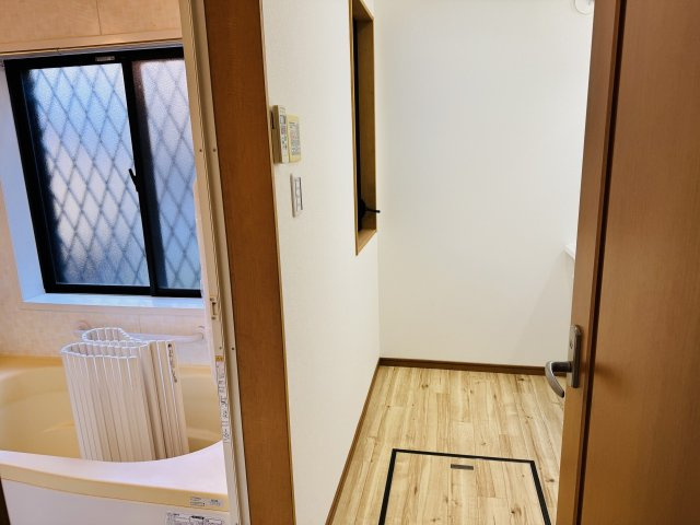 八王子市　小宮町　中古戸建ての脱衣所|～窓付きで明るい洗面所　換気もしやすいです～