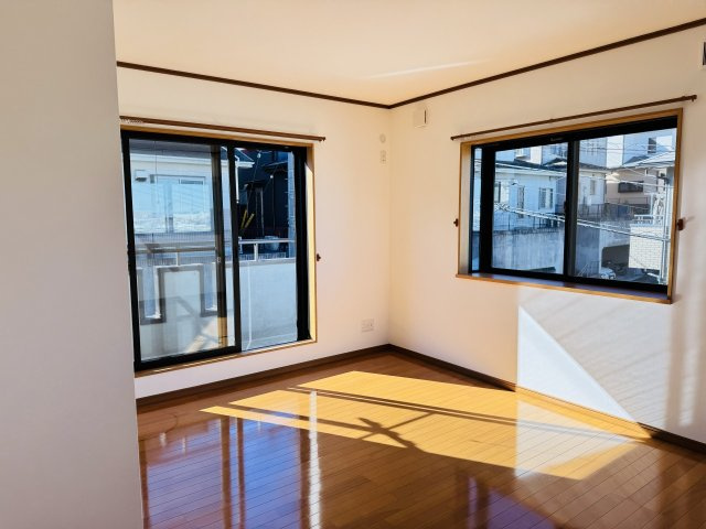 八王子市　小宮町　中古戸建ての寝室|～2階9.0帖の主寝室　ベッドなど大型家具のレイアウトも楽しめるお部屋です～