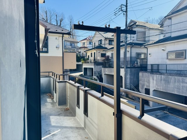 八王子市　小宮町　中古戸建てのバルコニー|～3部屋から出入り可能なバルコニー　陽当たり良好、洗濯物がよく乾きそうです～