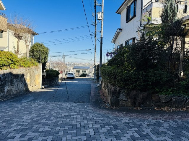 八王子市　小宮町　中古戸建ての前面道路含む現地写真|～北西側6ｍ・南西側5ｍ道路に面しています～