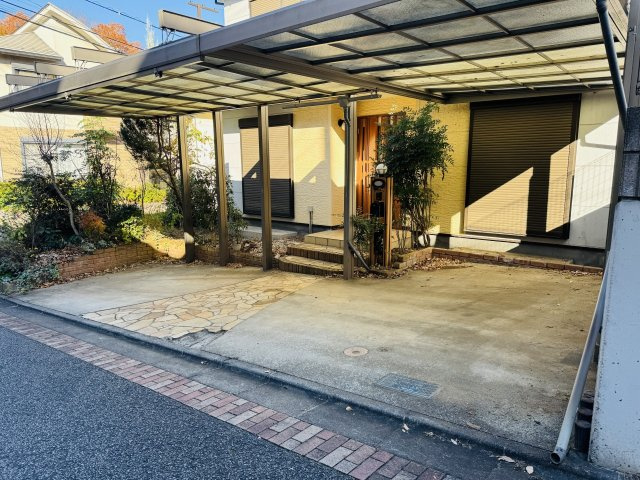 八王子市　小宮町　中古戸建ての駐車場|～カーポート付き　2台駐車可能カースペース～