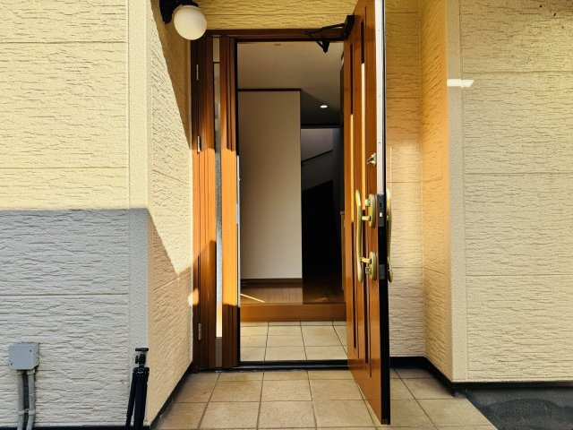 八王子市　小宮町　中古戸建ての玄関|～玄関は安心のWロックキーを採用～