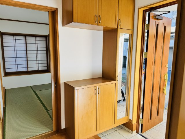八王子市　小宮町　中古戸建ての玄関|～ミラー付きのシューズボックス～