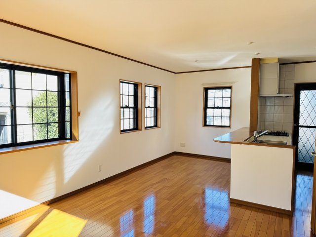 八王子市　小宮町　中古戸建ての居間・リビング|～17.0帖の明るいLDKで、家族団欒の時間をお過ごしいただけます～