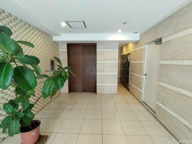 ラグジュアリーアパートメント本郷のエントランス