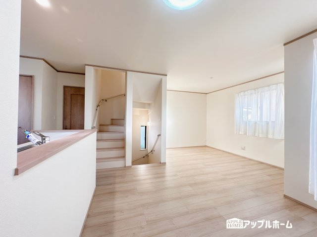 【新築住宅】さいたま市中央区新中里 全10棟の居間・リビング|大空間リビングは毎日家族が笑顔で生活する空間であるリビング。広さと明るさには拘ってほしい空間です。お子様の成長に合わせて家具の配置なども広いからこそ可能です。