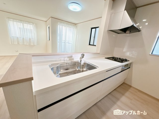 【新築住宅】さいたま市中央区新中里 全10棟のキッチン|対面式キッチンは、家族のコミュニケーションを育み、子育て家族にも好適なプラン！リビングで寛ぐご家族をいつも感じられます♪会話を楽しみながら家事ができ、小さいお子様がいても安心です！