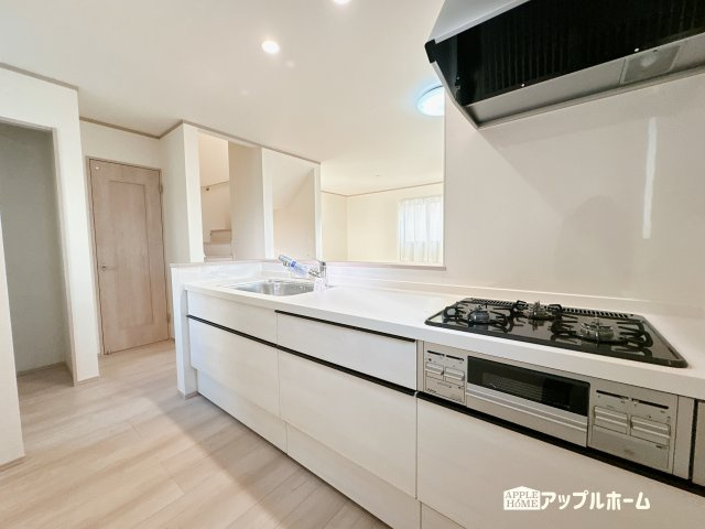 【新築住宅】さいたま市中央区新中里 全10棟のキッチン|見栄えもよくお手入れもスムーズに出来ます。豊富な収納力もございますので、キッチンスペースをスッキリとお使い頂けそうです。