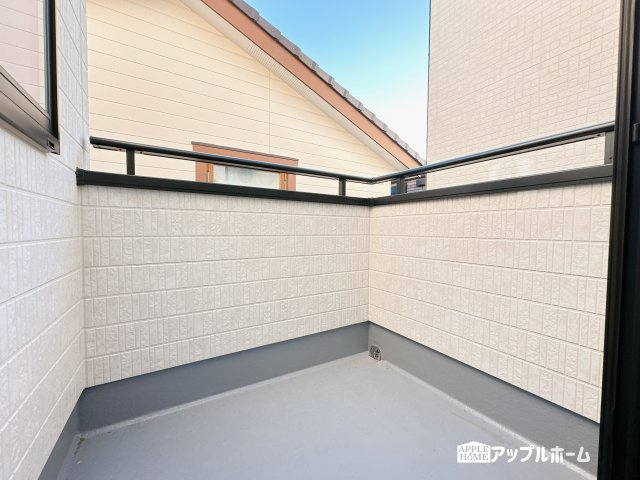 【新築住宅】さいたま市中央区新中里 全10棟のバルコニー|家族分の洗濯物もしっかり干せます。日当たりも良く、毎日のお洗濯が楽しくなりそう♪お布団は手軽に干せていつもポカポカに☆