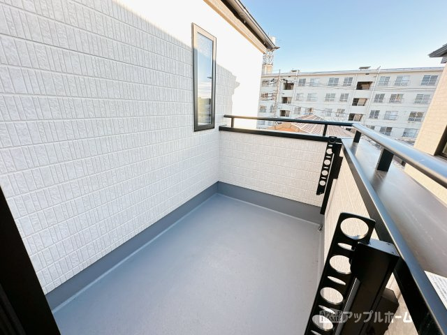 【新築住宅】さいたま市中央区新中里 全10棟のバルコニー|家族分の洗濯物もしっかり干せます。日当たりも良く、毎日のお洗濯が楽しくなりそう♪お布団は手軽に干せていつもポカポカに☆