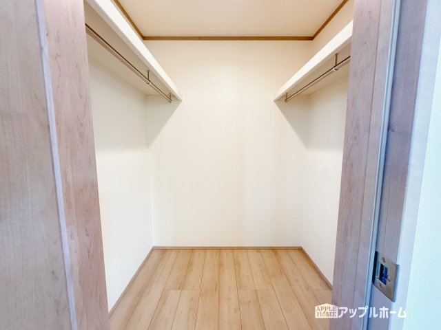 【新築住宅】さいたま市中央区新中里 全10棟の収納|お洋服を大切にされる方に大変喜ばれる、ウォークインクローゼット。お洋服以外にも掃除機やスーツケースなどを一箇所に集約できるのは魅力ですね！扉が一箇所ですので、お部屋の見た目にもスッキリ！