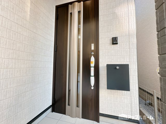 【新築住宅】さいたま市中央区新中里 全10棟の玄関|ガラススリットの入った玄関ドアは室内に光を届けてくれる大事な存在です。