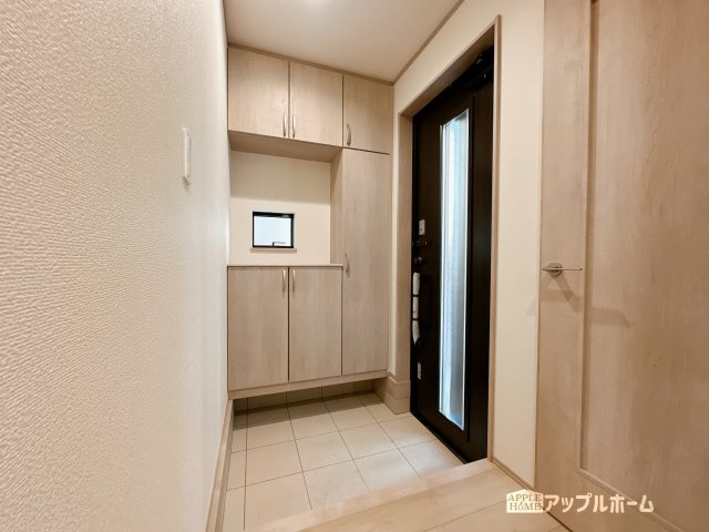 【新築住宅】さいたま市中央区新中里 全10棟の玄関|住まう人も来客も入った時にワクワクさせてくれるオシャレな玄関♪収納もたっぷりあるので、靴がたくさんあっても安心！