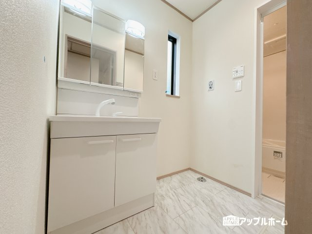 【新築住宅】さいたま市中央区新中里 全10棟の独立洗面台|ゆとりの洗面スペースで朝の身支度も快適スムーズに。３面鏡で髪のセットやお化粧もストレスなくこなせ、朝から気分良く通勤通学に向かえそうですね！鏡の裏にはたっぷりと収納スペースを標準装備