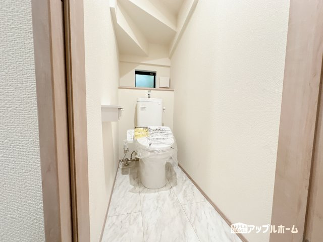 【新築住宅】さいたま市中央区新中里 全10棟のトイレ|白を基調とした清潔感のある明るい空間。温水洗浄便座付きで、毎日快適・清潔に使用できます。操作しやすい壁面リモコンを採用しています。