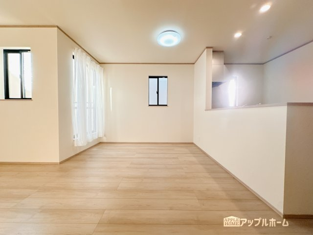 【新築住宅】さいたま市中央区新中里 全10棟の居間・リビング|広々リビング×対面キッチンで家族の会話も弾みます♪家族団らんの秘訣は間取りにあり☆夢のマイホームを一緒に叶えましょう！