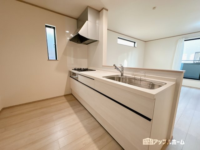 【新築住宅】さいたま市中央区新中里 全10棟のキッチン|対面式キッチンは、家族のコミュニケーションを育み、子育て家族にも好適なプラン！リビングで寛ぐご家族をいつも感じられます♪会話を楽しみながら家事ができ、小さいお子様がいても安心です！