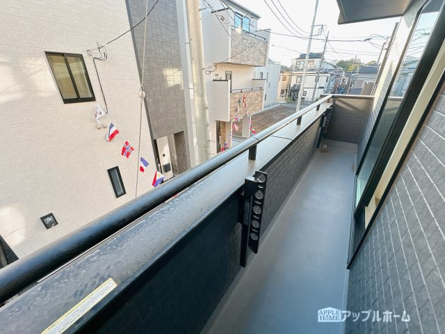 【新築住宅】さいたま市中央区新中里 全10棟のバルコニー|家族分の洗濯物もしっかり干せます。日当たりも良く、毎日のお洗濯が楽しくなりそう♪お布団は手軽に干せていつもポカポカに☆