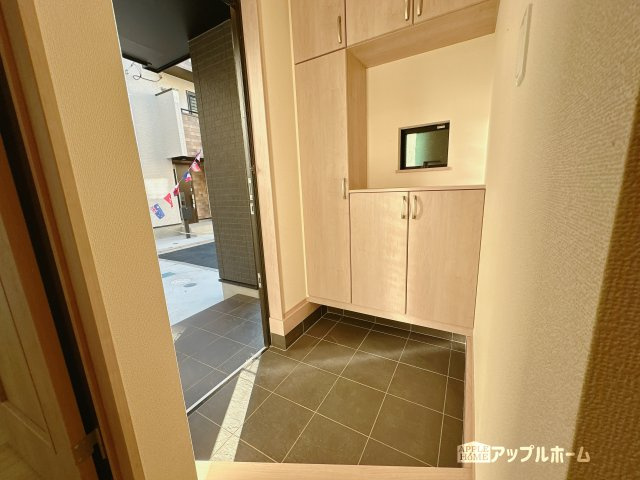 【新築住宅】さいたま市中央区新中里 全10棟の玄関|明るくて清潔感溢れる玄関。便利な下駄箱収納付きです♪散らかりがちな玄関もすっきりと片付きます。