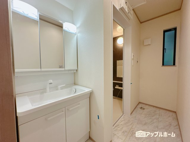【新築住宅】さいたま市中央区新中里 全10棟の独立洗面台|ゆとりの洗面スペースで朝の身支度も快適スムーズに。３面鏡で髪のセットやお化粧もストレスなくこなせ、朝から気分良く通勤通学に向かえそうですね！鏡の裏にはたっぷりと収納スペースを標準装備